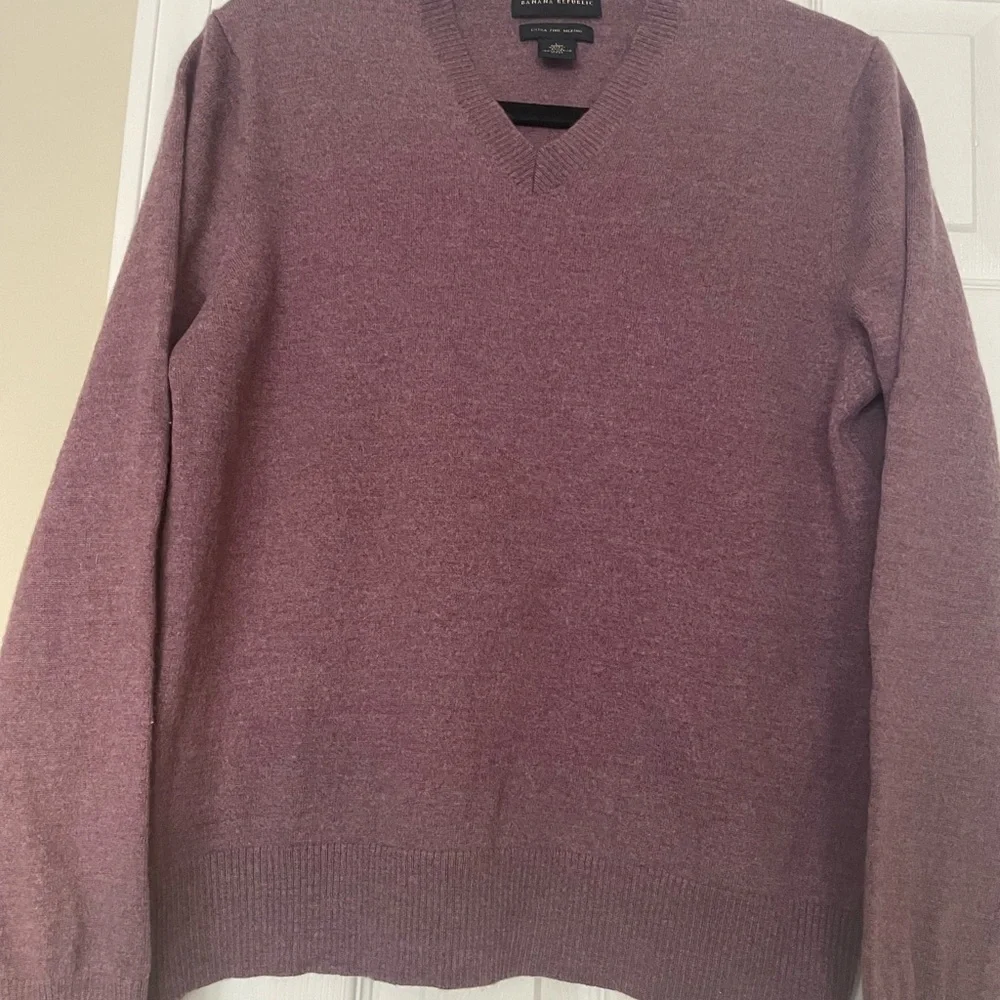 Banana Republic Men's V-Neck Sweater‎ in Wine